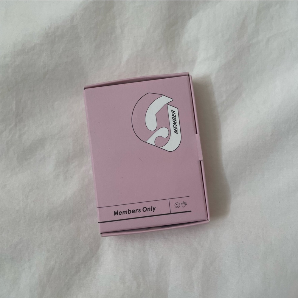 (New in Box) Glossier Member Exclusive Logo Keychain - Picture 2 of 5